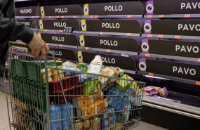 ep archivo un cliente realizando la compra en un supermercado 20230623103404 ep archivo un cliente realizando la compra en un supermercado 20230623103404
