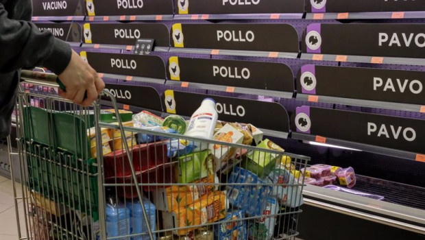 ep archivo   un cliente realizando la compra en un supermercado 20230623103404