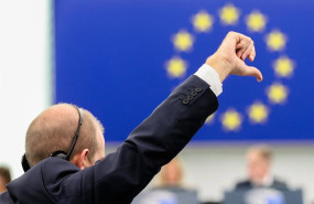 ep archivo   un eurodiputado indica el voto en contra de su grupo en la sesion de votacion del pleno