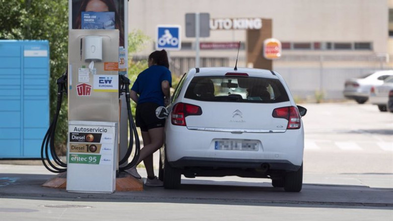 Una mujer reposta en una gasolinera | Alberto Ortega - Europa Press - Archivo ep archivo una mujer reposta en una gasolinera