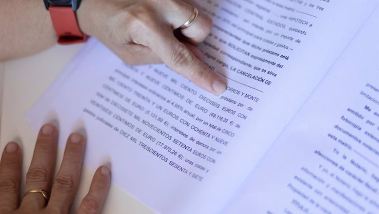 ep archivo una mujer senala una escritura de compraventa de una vivienda a 30 de mayo de 2022 en ep archivo una mujer senala una escritura de compraventa de una vivienda a 30 de mayo de 2022 en