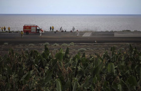 ep archivo   uno de los dias en que los operarios han tenido que limpiar la ceniza del aeropuerto de