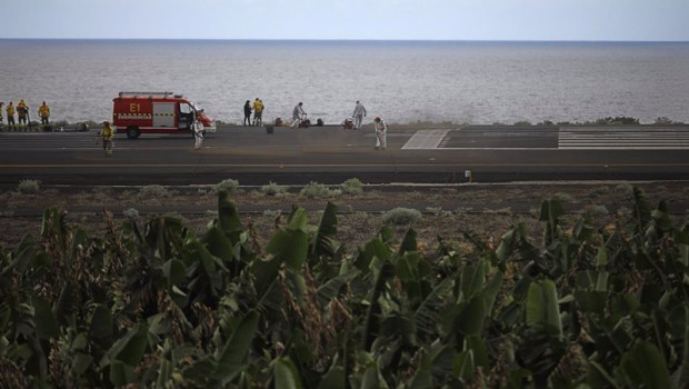ep archivo   uno de los dias en que los operarios han tenido que limpiar la ceniza del aeropuerto de