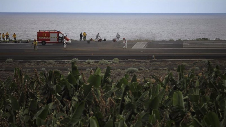 ep archivo uno de los dias en que los operarios han tenido que limpiar la ceniza del aeropuerto de ep archivo uno de los dias en que los operarios han tenido que limpiar la ceniza del aeropuerto de