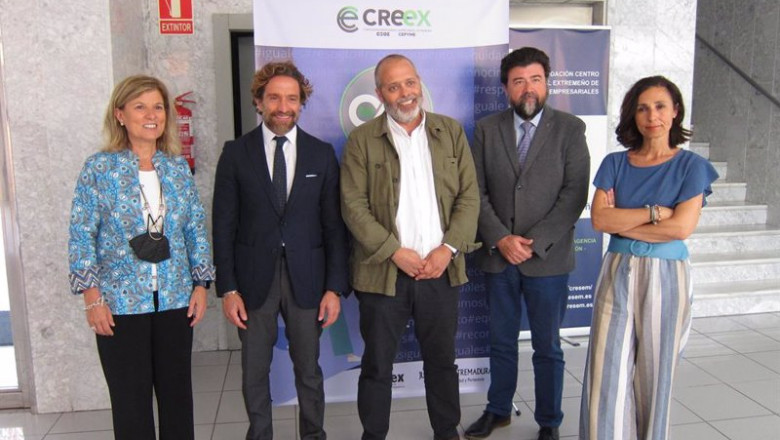 Autoridades antes de la reunión en la Creex con empresarios extremeños del sector de la automoción. | EUROPA PRESS ep autoridades antes de la reunion en la creex con empresarios extremenos del sector de la