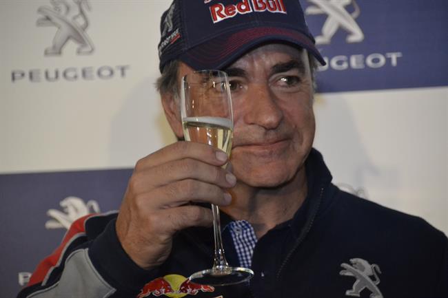 Carlos Sainz brinda por su victoria en el Dakar | EUROPA PRESS ep carlos sainz brindasu victoriadakar