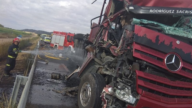 ep colisionla provinciapalenciaun camiontransportecerdosun microbus