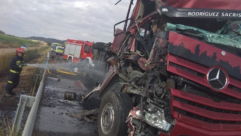 Colisión en la provincia de Palencia entre un camión de transporte de cerdos y un microbús. | SUBDELEGACIÓN DEL GOBIERNO EN PALENCIA. ep colisionla provinciapalenciaun camiontransportecerdosun microbus