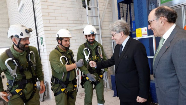 ep el presidente de iberdrola ignacio galan y el comisario europeo de industria thierry breton