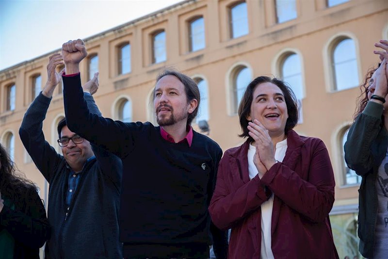 ep el secretario general de podemos pablo iglesias y la alcaldesa de barcelona ada colau