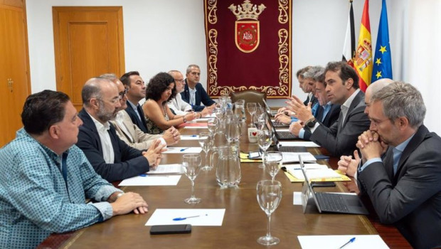 ep el vicepresidente primero y ministro de economia comercio y empresa carlos cuerpo se reune con el