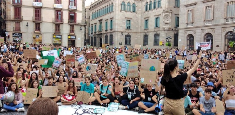 ep estudiantes concentrados en la plaza de sant jaume de barcelona en la huelga mundial por el clima