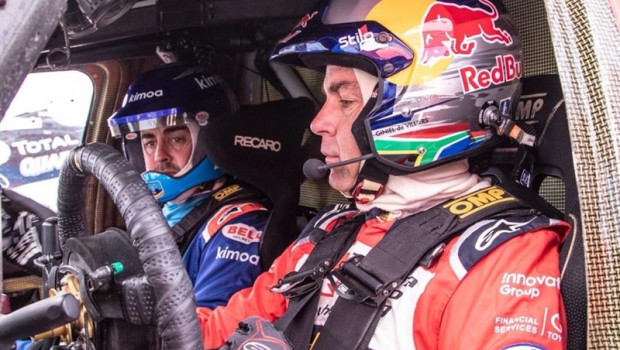 ep fernando alonsoa ginielvilliers durantepruebamarzotoyota hiluxdakar