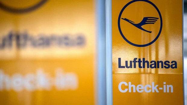 Lufthansa | Sina Schuldt/dpa - Archivo ep filed - 07 november 2019 lower saxony hanover a sign points to a lufthansa check-in counter at