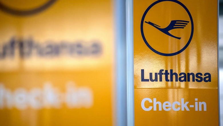 FILED - 07 November 2019, Lower Saxony, Hanover: A sign points to a Lufthansa check-in counter. At midnight, a 48-hour strike by Lufthansa flight attendants has begun. Lufthansa and cabin crew union Ufo reached an agreement on Tuesday to prevent further s | Sina Schuldt/dpa - Archivo ep filed - 07 november 2019 lower saxony hanover a sign points to a lufthansa check-in counter at