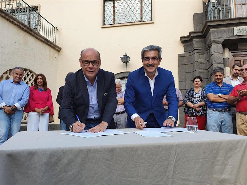 ep jose miguel barragan y roman rodriguez en la firma del programa electoral