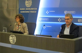 ep la consejera de salud nekane murga acompanada por el jefe de vigilancia y vacunas del