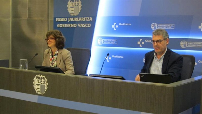ep la consejera de salud nekane murga acompanada por el jefe de vigilancia y vacunas del