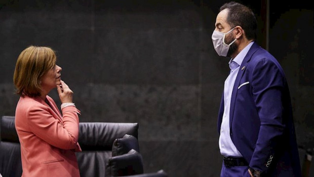 ep la portavoz de geroa bai uxue barkos y el portavoz parlamentario de psn ramon alzorriz mantienen