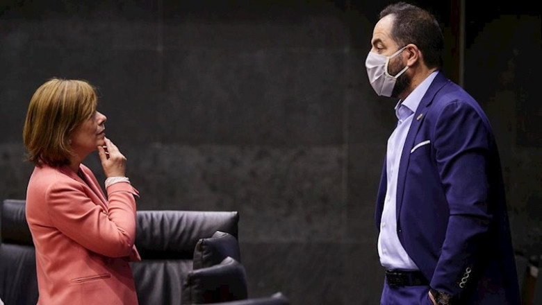 ep la portavoz de geroa bai uxue barkos y el portavoz parlamentario de psn ramon alzorriz mantienen