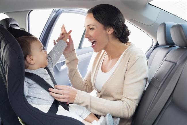 Mamá con bebé en un coche | ACIERTO ep mama con bebe encoche