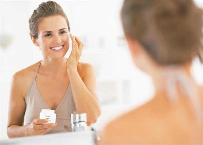 ep mujer aplicandose crema