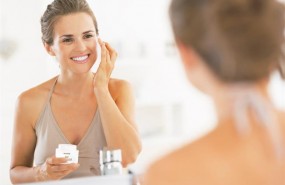 ep mujer aplicandose crema