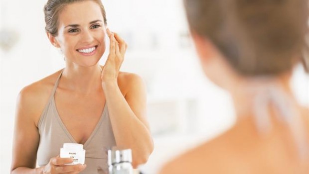 ep mujer aplicandose crema