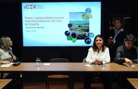 ep naranjo durante su presentacion junto a la directora de la bww 2024 celine perez la project