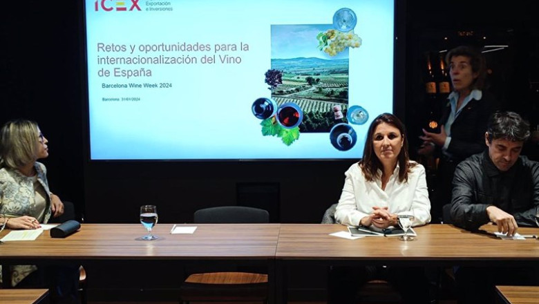 ep naranjo durante su presentacion junto a la directora de la bww 2024 celine perez la project