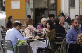 ep personas en la terraza de un bar en sevilla
