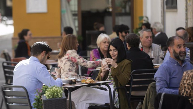 ep personas en la terraza de un bar en sevilla ep personas en la terraza de un bar en sevilla