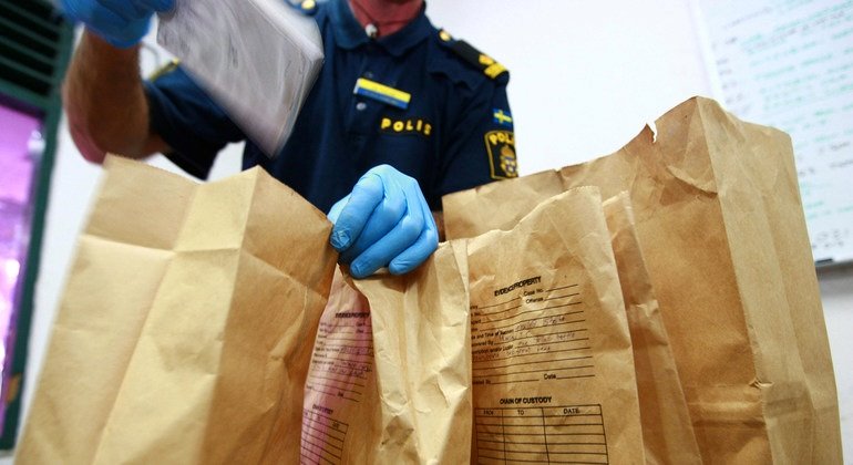 ep policias forenses examinando las pruebas recogidas en la escena de un crimen ep policias forenses examinando las pruebas recogidas en la escena de un crimen