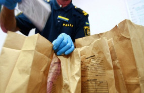 ep policias forenses examinando las pruebas recogidas en la escena de un crimen