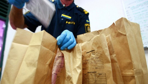 ep policias forenses examinando las pruebas recogidas en la escena de un crimen