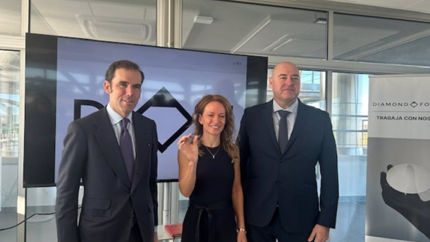 ep responsables de diamond foundry con uno de los diamantes producidos en la fabrica de trujillo ep responsables de diamond foundry con uno de los diamantes producidos en la fabrica de trujillo