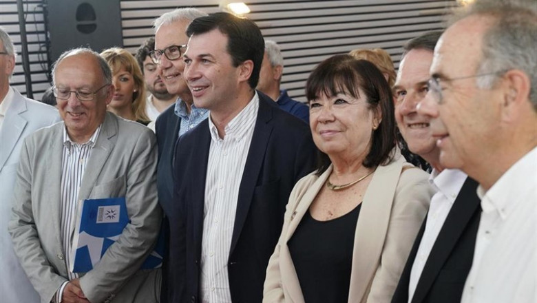 El secretario xeral del PSOE gallego, Gonzalo Caballero, junto a la presidenta del PSOE y vicepresidenta del Senado, Cristina Narbona, presentes en la inauguración de la Escuela de Verano del PSdeG en la Casa das Asociacións de Santiago de Compostela. | Álvaro Ballesteros - Europa Press ep secretario xeralpsoe gallego gonzalo caballero juntola presidentapsoevicepresidentasenado cristina narbona presentesla inauguracionla escuelaveranopsdegla casa das asociacions de santiagocompostela
