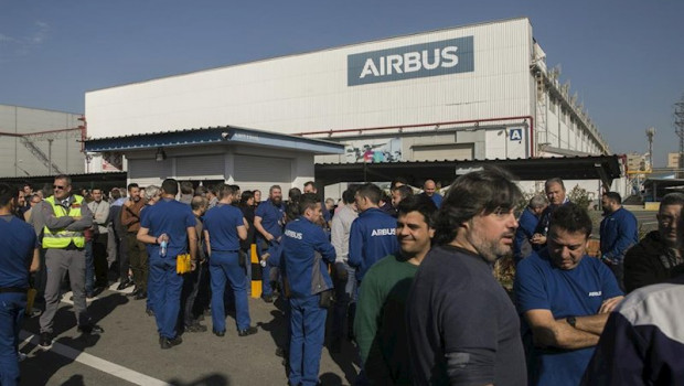 ep trabajadores se concentran en su horario de descanso contra el plan de ajuste laboral presentado