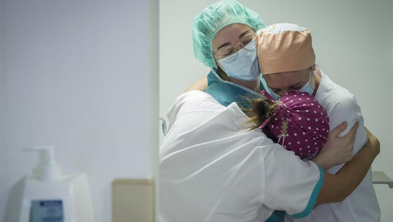 ep tres enfermeras se abrazan por el traslado a planta del ultimo paciente ingresado en la unidad de ep tres enfermeras se abrazan por el traslado a planta del ultimo paciente ingresado en la unidad de