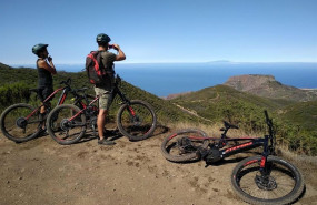 ep turistas en el parque nacional de garajonay en la gomera