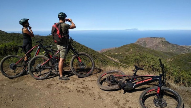 ep turistas en el parque nacional de garajonay en la gomera