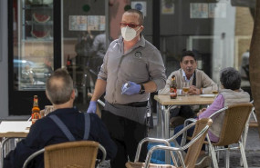ep un camarero atiende la terraza de un bar el dia en el sevilla pasa a la fase 1 del plan de