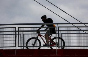 ep un deportista sobre un puente en el primer dia en que los espanoles pueden salir de casa a pasear