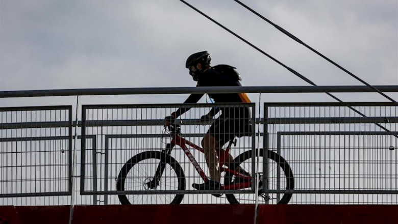 ep un deportista sobre un puente en el primer dia en que los espanoles pueden salir de casa a pasear ep un deportista sobre un puente en el primer dia en que los espanoles pueden salir de casa a pasear