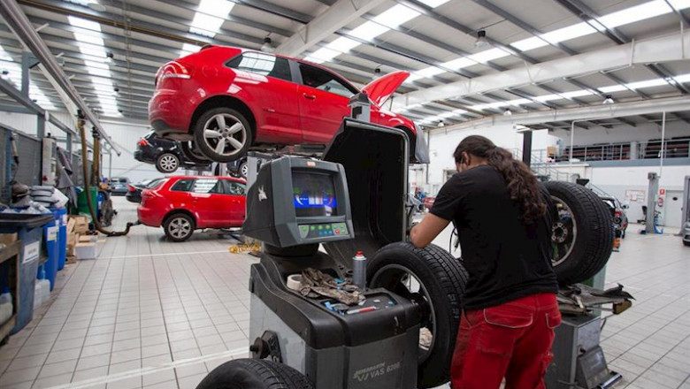 ep un empleado manipula un vehiculo en uno de los talleres que trabaja bajo cita previa y contando ep un empleado manipula un vehiculo en uno de los talleres que trabaja bajo cita previa y contando