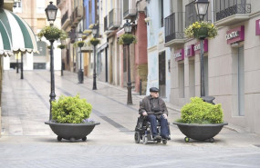 ep un hombre en silla de ruedas en el cuarto dia laborable del estado de alarma por coronavirus