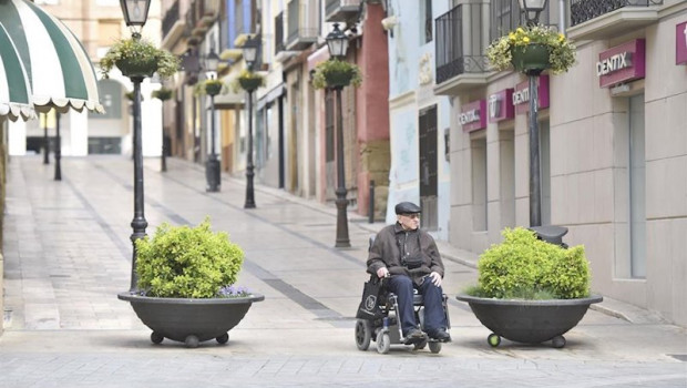 ep un hombre en silla de ruedas en el cuarto dia laborable del estado de alarma por coronavirus