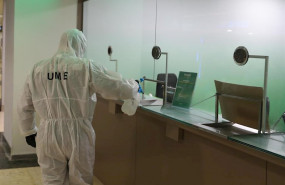 ep un militar de la ume realiza tareas de desinfeccion en el aeropuerto de valencia en imagen de