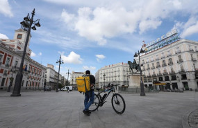 ep un repartidor de la empresa glovo en la puerta del sol