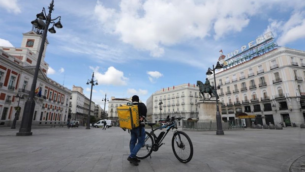 ep un repartidor de la empresa glovo en la puerta del sol